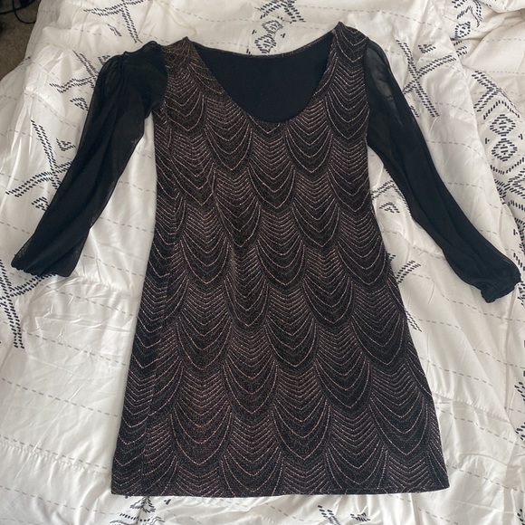 Dress with see-through sleeves and glitter graphic design - Picture 2 of 5